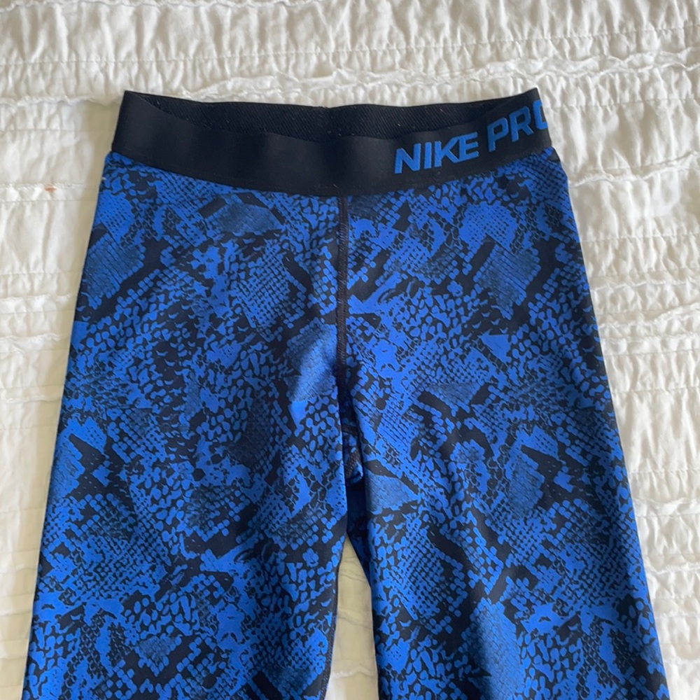 Nike pro capri athletic leggings.